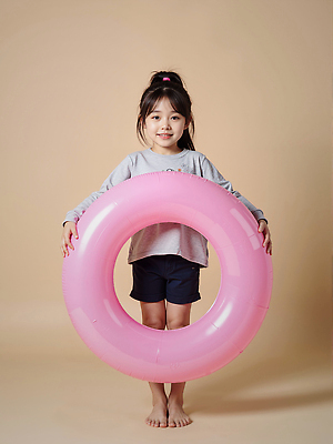 JPG 전신 편집이미지 여자 어린이 한명 미소 들기 소녀 튜브 의료성형뷰티 소녀한명만 편집실사 AI인물포토 AI콘텐츠 1 모션 표정 사람 CG 여자한명만 소녀만 파일형식 AI포토