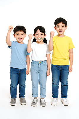 JPG 전신 편집이미지 여자 남자 어린이 포즈 미소 소녀 소년 세명 손들기 파이팅 주먹 의료성형뷰티 어린이만 편집실사 AI인물포토 AI콘텐츠 모션 표정 사람 CG 파일형식 AI포토