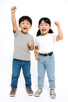 JPG 전신 편집이미지 여자 남자 어린이 포즈 미소 소녀 소년 두명 손들기 파이팅 주먹 의료성형뷰티 어린이만 편집실사 AI인물포토 AI콘텐츠 모션 표정 사람 CG 파일형식 AI포토