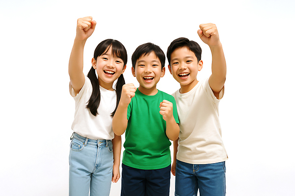 JPG 편집이미지 여자 남자 어린이 포즈 미소 소녀 소년 세명 손들기 파이팅 활기 의료성형뷰티 어린이만 편집실사 AI인물포토 AI콘텐츠 컨셉 모션 표정 사람 CG 파일형식 AI포토