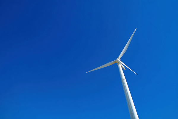 JPG 편집이미지 하늘 바람 사람없음 파란색 에너지 시원함 풍력발전소 풍력기 편집실사 AI포토 AI콘텐츠 자연요소 컬러 날씨 발전소 풍력에너지 CG 파일형식