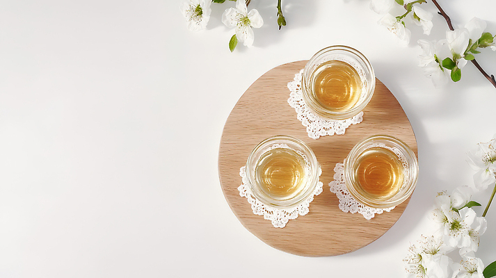 JPG 편집이미지 유리병 잔 사람없음 프릴 꿀 꽃가지 꿀단지 나무도마 코스터 편집실사 AI포토 AI콘텐츠 식기 꽃 병_용기 도마 목재 장식 나뭇가지 컵받침 CG 파일형식