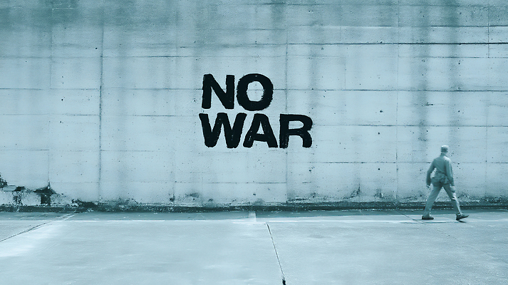 JPG 전신 편집이미지 남자 벽 한명 정장 성인 걷기 회색 그래피티 전쟁 반대 공터 성인남자한명만 편집실사 AI포토 AI콘텐츠 1 옷 컬러 모션 사람 낙서 CG 그림 남자한명만 성인남자만 파일형식