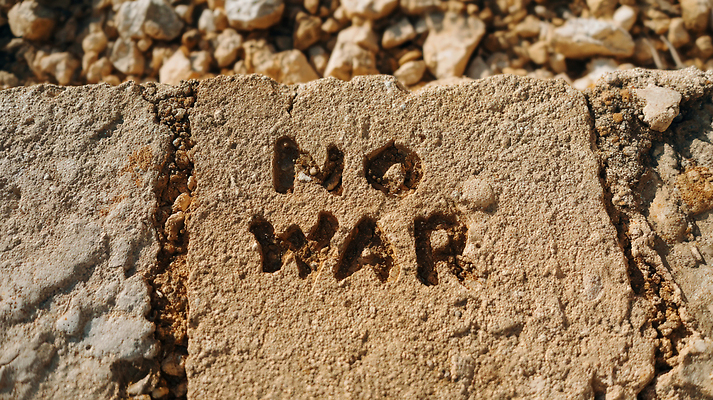 JPG 편집이미지 사람없음 갈색 돌_바위 조약돌 전쟁 반대 홈 새기다 편집실사 AI포토 AI콘텐츠 컬러 CG 파일형식