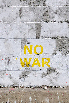 JPG 편집이미지 벽 사람없음 회색 그래피티 전쟁 벽돌담 반대 편집실사 AI포토 AI콘텐츠 컬러 벽돌 담장 낙서 CG 그림 파일형식