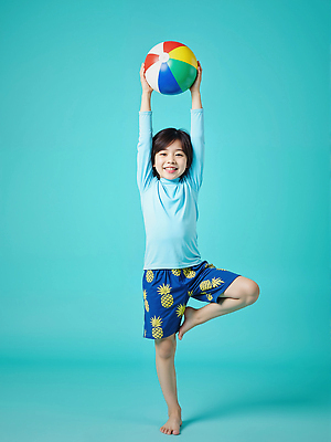 JPG 전신 편집이미지 남자 수영복 어린이 하늘색 한명 미소 들기 소년 여름 비치볼 즐거움 다리들기 의료성형뷰티 소년한명만 편집실사 AI인물포토 AI콘텐츠 1 옷 계절 감정 공 모션 바캉스용품 표정 사람 파란색 CG 남자한명만 소년만 파일형식 AI포토