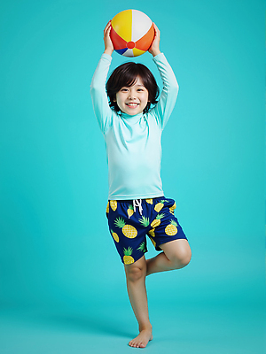 JPG 전신 편집이미지 남자 수영복 어린이 하늘색 한명 미소 들기 소년 여름 비치볼 즐거움 다리들기 의료성형뷰티 소년한명만 편집실사 AI인물포토 AI콘텐츠 1 옷 계절 감정 공 모션 바캉스용품 표정 사람 파란색 CG 남자한명만 소년만 파일형식 AI포토