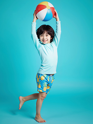 JPG 전신 편집이미지 남자 수영복 어린이 하늘색 한명 미소 들기 소년 여름 비치볼 즐거움 다리들기 의료성형뷰티 소년한명만 편집실사 AI인물포토 AI콘텐츠 1 옷 계절 감정 공 모션 바캉스용품 표정 사람 파란색 CG 남자한명만 소년만 파일형식 AI포토