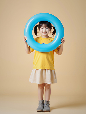 JPG 전신 편집이미지 여자 어린이 한명 미소 들기 소녀 여름 즐거움 튜브 의료성형뷰티 소녀한명만 편집실사 AI인물포토 AI콘텐츠 1 계절 감정 모션 표정 사람 CG 여자한명만 소녀만 파일형식 AI포토