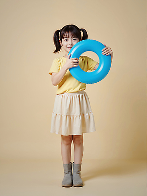 JPG 전신 편집이미지 여자 어린이 한명 미소 들기 소녀 여름 즐거움 튜브 의료성형뷰티 소녀한명만 편집실사 AI인물포토 AI콘텐츠 1 계절 감정 모션 표정 사람 CG 여자한명만 소녀만 파일형식 AI포토