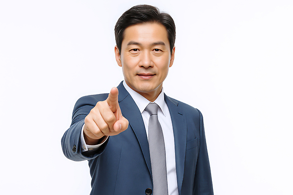 JPG 편집이미지 남자 중년 포즈 한명 미소 정장 상반신 가리킴 비즈니스맨 의료성형뷰티 중년남자한명만 편집실사 AI인물포토 AI콘텐츠 1 옷 비즈니스 표정 사람 손짓 성인 직장인 CG 남자한명만 중년남자만 파일형식 AI포토