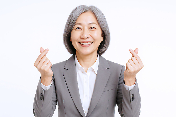 JPG 편집이미지 여자 중년 포즈 한명 미소 정장 상반신 비즈니스우먼 손하트 의료성형뷰티 중년여자한명만 편집실사 AI인물포토 AI콘텐츠 1 옷 비즈니스 표정 사람 손짓 성인 직장인 CG 여자한명만 중년여자만 파일형식 AI포토