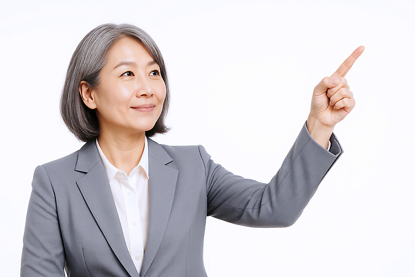 JPG 편집이미지 여자 중년 포즈 한명 미소 정장 상반신 가리킴 비즈니스우먼 의료성형뷰티 중년여자한명만 편집실사 AI인물포토 AI콘텐츠 1 옷 비즈니스 표정 사람 손짓 성인 직장인 CG 여자한명만 중년여자만 파일형식 AI포토