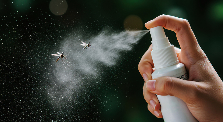 JPG 편집이미지 손 들기 신체부위 여름 검은색 뿌리기 스프레이 살충제 모기 편집실사 AI인물포토 AI콘텐츠 계절 컬러 모션 사람 해충 CG 파일형식 AI포토