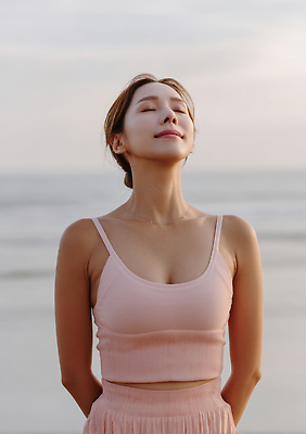 JPG 편집이미지 여자 요가 한명 미소 상반신 성인 해변 운동복 눈감음 뒷짐 의료성형뷰티 성인여자한명만 편집실사 AI인물포토 AI콘텐츠 1 웰빙 옷 바다 모션 표정 사람 CG 여자한명만 성인여자만 파일형식 AI포토