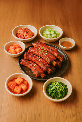 JPG 편집이미지 접시 반찬 사람없음 소스 깍두기 종지 배추김치 나무탁자 등갈비 쪽갈비 맛있는 편집실사 AI포토 AI콘텐츠 그릇 식기 음식 탁자 김치 양념 CG 갈비 파일형식