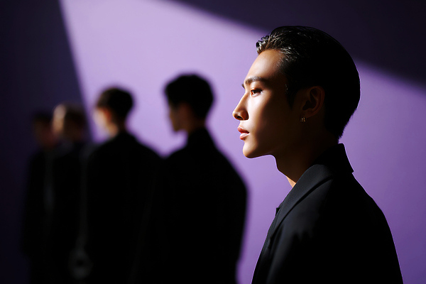 JPG 모델 편집이미지 남자 실루엣 상반신 성인 옆모습 세명 빛 보라색 잡지 세미정장 의료성형뷰티 성인남자만 편집실사 AI인물포토 AI콘텐츠 뷰포인트 컬러 촬영기법 사람 정장 간행물 CG 남자만 성인만 파일형식 AI포토