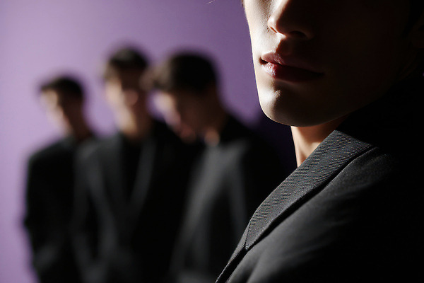 JPG 모델 편집이미지 남자 실루엣 근접촬영 여러명 상반신 성인 빛 보라색 잡지 턱 세미정장 의료성형뷰티 성인남자만 편집실사 AI인물포토 AI콘텐츠 뷰포인트 컬러 다수 촬영기법 사람 정장 간행물 CG 남자만 성인만 파일형식 AI포토