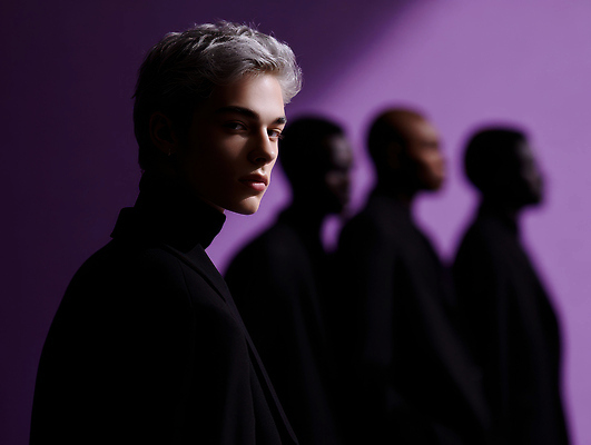 JPG 모델 편집이미지 남자 실루엣 여러명 상반신 성인 빛 보라색 잡지 세미정장 의료성형뷰티 성인남자만 편집실사 AI인물포토 AI콘텐츠 컬러 다수 촬영기법 사람 정장 간행물 CG 남자만 성인만 파일형식 AI포토