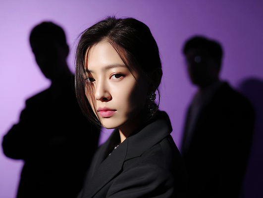 JPG 모델 편집이미지 여자 남자 실루엣 상반신 성인 세명 빛 보라색 잡지 세미정장 의료성형뷰티 성인만 편집실사 AI인물포토 AI콘텐츠 컬러 촬영기법 사람 정장 간행물 CG 파일형식 AI포토