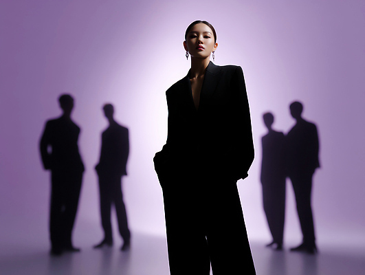 JPG 전신 모델 편집이미지 여자 남자 실루엣 여러명 성인 빛 보라색 잡지 주머니손 세미정장 의료성형뷰티 성인만 편집실사 AI인물포토 AI콘텐츠 컬러 다수 모션 촬영기법 사람 정장 간행물 CG 파일형식 AI포토