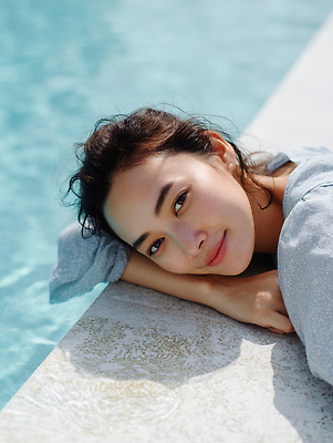 JPG 편집이미지 응시 여자 얼굴 엎드리기 휴식 야외수영장 한명 미소 성인 여름휴가 편안함 의료성형뷰티 성인여자한명만 편집실사 AI인물포토 AI콘텐츠 1 시선 컨셉 모션 휴가 수영장 표정 사람 신체부위 감각 CG 여자한명만 성인여자만 파일형식 여름_계절 AI포토