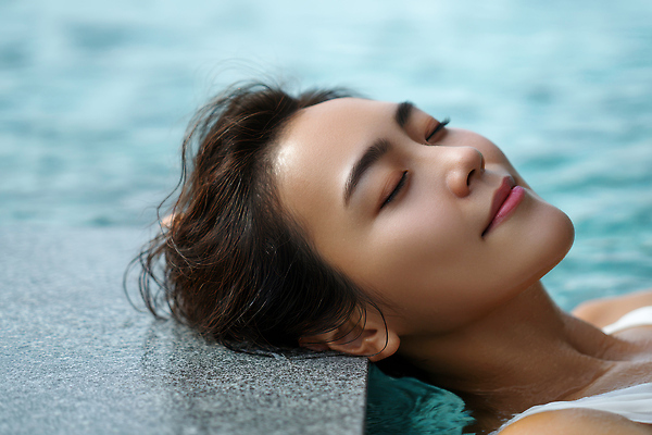 JPG 편집이미지 여자 얼굴 휴식 야외수영장 한명 미소 성인 여름휴가 눈감음 잠 수면 편안함 의료성형뷰티 성인여자한명만 편집실사 AI인물포토 AI콘텐츠 1 컨셉 모션 휴가 수영장 표정 사람 신체부위 물 감각 CG 여자한명만 성인여자만 파일형식 여름_계절 AI포토