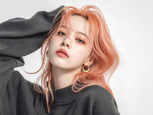 JPG 모델 편집이미지 긴머리 헤어스타일 응시 여자 포즈 한명 상반신 성인 머리카락 손들기 귀걸이 머리손질 머리염색 뷰티풀 의료성형뷰티 성인여자한명만 편집실사 머리짚기 AI인물포토 AI콘텐츠 1 시선 장신구 모션 사람 뷰티 머리 CG 염색 여자한명만 성인여자만 파일형식 AI포토