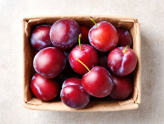 JPG 편집이미지 열매 여름음식 사람없음 상자 하이앵글 신선 자두 제철과일 편집실사 AI포토 AI콘텐츠 식물 음식 뷰포인트 과일 CG 제철 파일형식 여름_계절