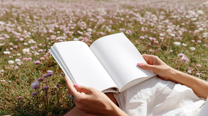 JPG 편집이미지 손 여유 꽃밭 자연 휴식 들기 잔디 신체부위 책 독서 햇빛 펼침 네일아트 목업 의료성형뷰티 편집실사 AI인물포토 AI콘텐츠 식물 꽃 감정 컨셉 모션 사람 태양 뷰티 CG 생태계 파일형식 AI포토