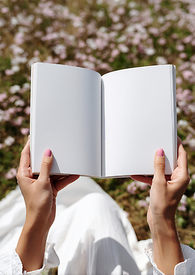 JPG 편집이미지 손 여유 꽃밭 자연 휴식 들기 잔디 신체부위 책 독서 햇빛 펼침 네일아트 목업 의료성형뷰티 편집실사 AI인물포토 AI콘텐츠 식물 꽃 감정 컨셉 모션 사람 태양 뷰티 CG 생태계 파일형식 AI포토