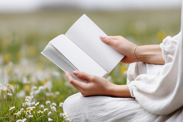 JPG 편집이미지 손 여유 꽃밭 자연 휴식 들기 잔디 신체부위 책 독서 햇빛 펼침 네일아트 목업 의료성형뷰티 편집실사 AI인물포토 AI콘텐츠 식물 꽃 감정 컨셉 모션 사람 태양 뷰티 CG 생태계 파일형식 AI포토