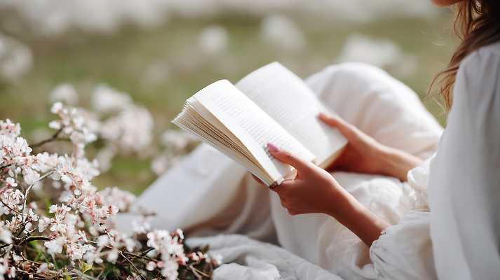 JPG 편집이미지 여자 여유 꽃밭 자연 휴식 한명 들기 앉기 잔디 책 독서 햇빛 펼침 네일아트 목업 의료성형뷰티 여자한명만 편집실사 AI인물포토 AI콘텐츠 식물 1 꽃 감정 컨셉 모션 사람 태양 뷰티 CG 생태계 여자만 파일형식 AI포토