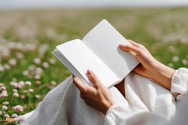 JPG 편집이미지 손 여유 꽃밭 자연 휴식 들기 잔디 신체부위 책 독서 햇빛 펼침 네일아트 목업 의료성형뷰티 편집실사 AI인물포토 AI콘텐츠 식물 꽃 감정 컨셉 모션 사람 태양 뷰티 CG 생태계 파일형식 AI포토