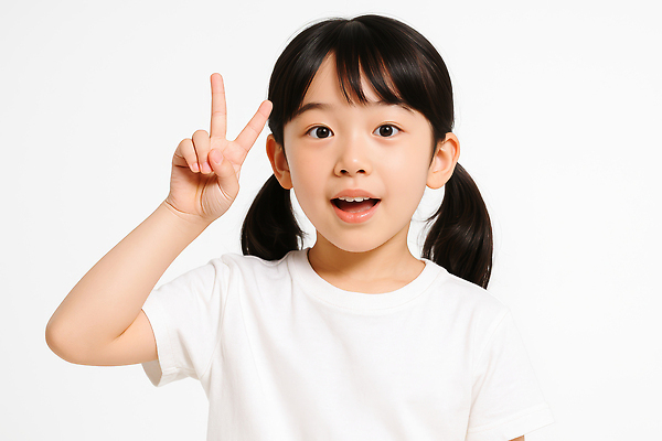 JPG 편집이미지 여자 어린이 양갈래머리 한명 미소 소녀 상반신 흰색 브이 의료성형뷰티 소녀한명만 편집실사 AI인물포토 AI콘텐츠 1 헤어스타일 컬러 표정 사람 손짓 CG 여자한명만 소녀만 파일형식 AI포토