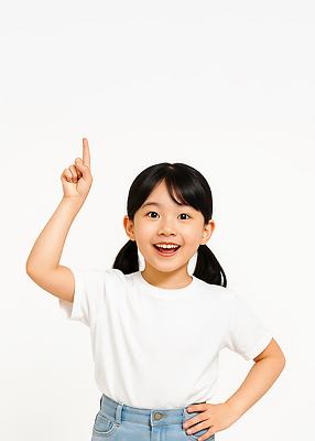 JPG 편집이미지 여자 어린이 허리손 양갈래머리 한명 웃음 소녀 상반신 손들기 흰색 가리킴 의료성형뷰티 소녀한명만 편집실사 AI인물포토 AI콘텐츠 1 헤어스타일 컬러 포즈 모션 표정 사람 손짓 CG 여자한명만 소녀만 파일형식 AI포토