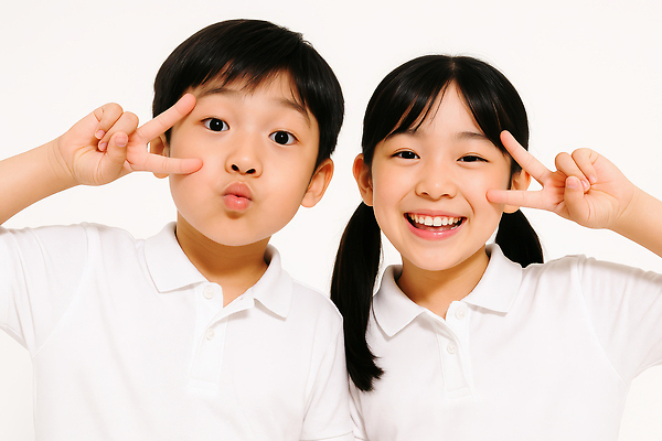 JPG 편집이미지 여자 남자 어린이 미소 소녀 소년 상반신 두명 우정 브이 의료성형뷰티 어린이만 편집실사 AI인물포토 AI콘텐츠 표정 사람 손짓 친구 CG 파일형식 AI포토