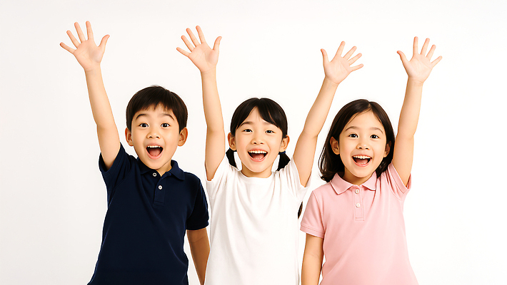 JPG 편집이미지 여자 남자 어린이 웃음 소녀 소년 상반신 세명 손들기 우정 의료성형뷰티 어린이만 편집실사 AI인물포토 AI콘텐츠 모션 표정 사람 친구 CG 파일형식 AI포토