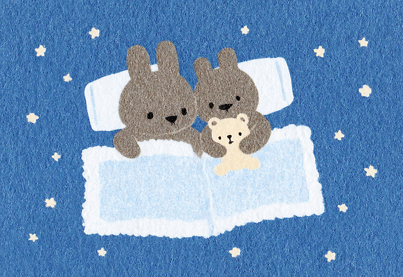 JPG 일러스트 베개 안기 밤하늘 사람없음 파란색 반짝임 눕기 귀여움 곰인형 이불 잠 질감 꿈나라 달나라 동물가족 별나라 국내일러스트 AI일러스트 AI콘텐츠 인형 컬러 컨셉 가족 침구 모션 하늘 꿈 야간 파일형식