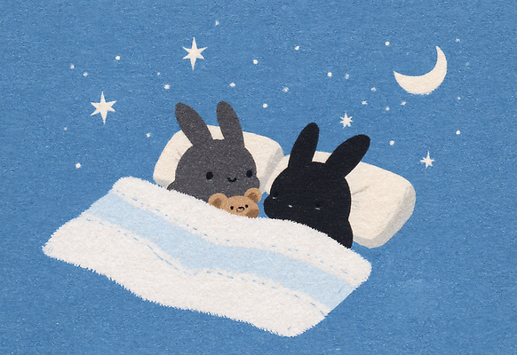 JPG 일러스트 베개 안기 밤하늘 사람없음 파란색 반짝임 눕기 귀여움 곰인형 이불 달 잠 질감 꿈나라 달나라 동물가족 별나라 국내일러스트 AI일러스트 AI콘텐츠 자연요소 인형 컬러 컨셉 가족 침구 모션 하늘 꿈 야간 파일형식