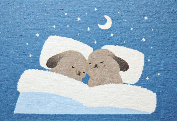 JPG 일러스트 베개 밤하늘 사람없음 파란색 반짝임 눕기 귀여움 이불 달 잠 질감 꿈나라 달나라 동물가족 별나라 얼굴맞대기 국내일러스트 AI일러스트 AI콘텐츠 자연요소 컬러 컨셉 가족 침구 모션 하늘 꿈 야간 파일형식