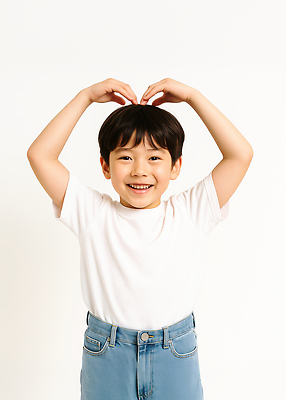 JPG 편집이미지 남자 어린이 한명 웃음 소년 흰색 손하트 의료성형뷰티 소년한명만 편집실사 AI인물포토 AI콘텐츠 1 컬러 표정 사람 손짓 CG 남자한명만 소년만 파일형식 AI포토