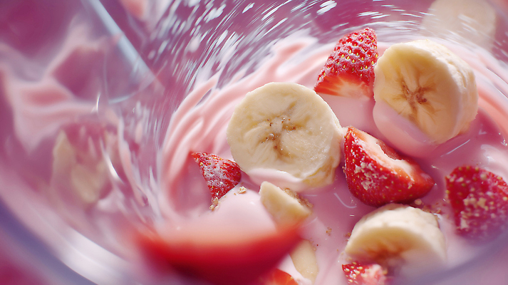 JPG 편집이미지 분홍색 딸기 바나나 사람없음 우유 액체 믹서 갈기 편집실사 AI포토 AI콘텐츠 컬러 과일 유제품 CG 파일형식