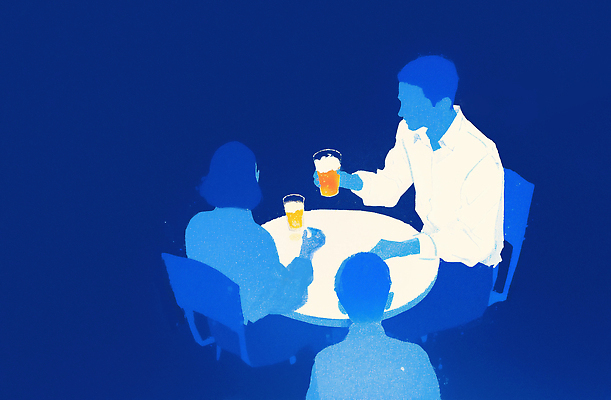 JPG 여자 남자 의자 일러스트 탁자 맥주 대화 들기 앉기 성인 세명 파란색 맥주잔 여름밤 얼굴없음 성인만 국내일러스트 AI일러스트 AI콘텐츠 컬러 가구 술잔 모션 주류 말하기 사람 여름 야간 파일형식