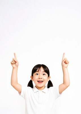 JPG 모델 편집이미지 여자 어린이 포즈 한명 미소 소녀 상반신 가리킴 위 의료성형뷰티 소녀한명만 편집실사 AI인물포토 AI콘텐츠 1 표정 사람 손짓 방향 CG 여자한명만 소녀만 파일형식 AI포토