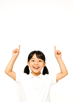 JPG 모델 편집이미지 여자 어린이 포즈 한명 미소 소녀 상반신 가리킴 의료성형뷰티 소녀한명만 편집실사 AI인물포토 AI콘텐츠 1 표정 사람 손짓 CG 여자한명만 소녀만 파일형식 AI포토