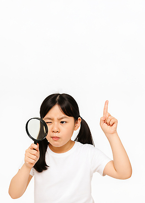 JPG 모델 편집이미지 여자 어린이 포즈 돋보기 윙크 한명 들기 소녀 상반신 가리킴 의료성형뷰티 소녀한명만 편집실사 AI인물포토 AI콘텐츠 1 모션 표정 사람 손짓 CG 여자한명만 소녀만 파일형식 AI포토