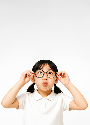 JPG 모델 편집이미지 여자 어린이 포즈 한명 소녀 상반신 잡기 의료성형뷰티 소녀한명만 안경낌 편집실사 AI인물포토 AI콘텐츠 1 안경 모션 사람 CG 여자한명만 소녀만 파일형식 AI포토