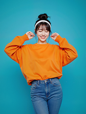 JPG 모델 편집이미지 여자 한명 미소 상반신 성인 파란색 손들기 눈감음 주황색 머리띠 올림머리 의료성형뷰티 성인여자한명만 편집실사 AI인물포토 AI콘텐츠 1 헤어스타일 컬러 장신구 모션 표정 사람 CG 여자한명만 성인여자만 파일형식 AI포토