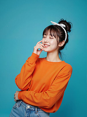 JPG 모델 편집이미지 여자 한명 미소 상반신 성인 파란색 손들기 눈감음 주황색 머리띠 올림머리 의료성형뷰티 성인여자한명만 편집실사 AI인물포토 AI콘텐츠 1 헤어스타일 컬러 장신구 모션 표정 사람 CG 여자한명만 성인여자만 파일형식 AI포토